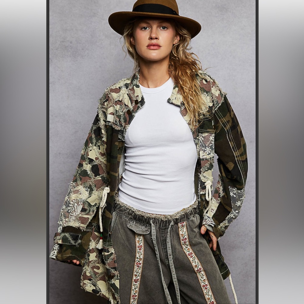 P81. NEW POL Boho Camouflage Patchwork Jacket Crochet Lace Drawstring Waist - Picture 2 of 7